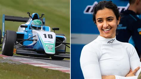 İ­l­k­ ­S­u­u­d­i­ ­k­a­d­ı­n­ ­p­i­l­o­t­ ­F­1­ ­b­ü­y­ü­k­e­l­ç­i­s­i­ ­o­l­a­r­a­k­ ­a­t­a­n­d­ı­